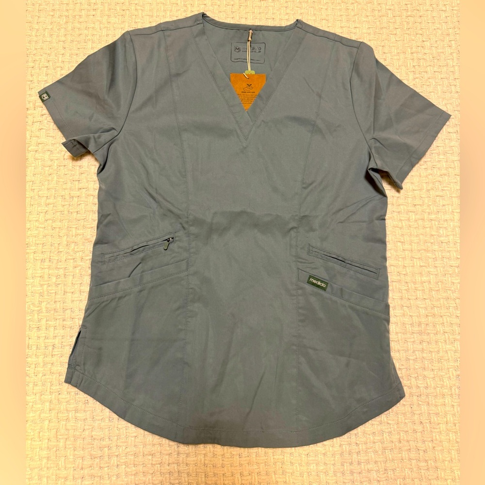 Mediclo light blue women’s scrub top, NEW WITH TAGS; small

#medical #doctor
